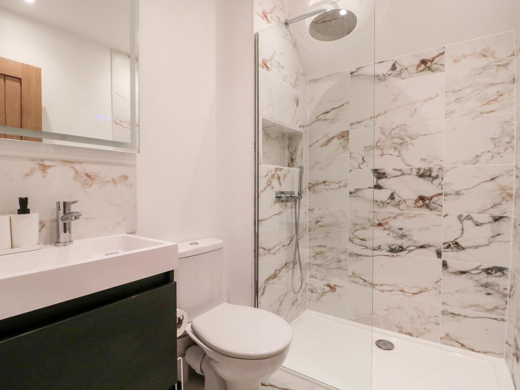 Purbeck Hotel Apartments - Flat 6 Суонидж Екстериор снимка